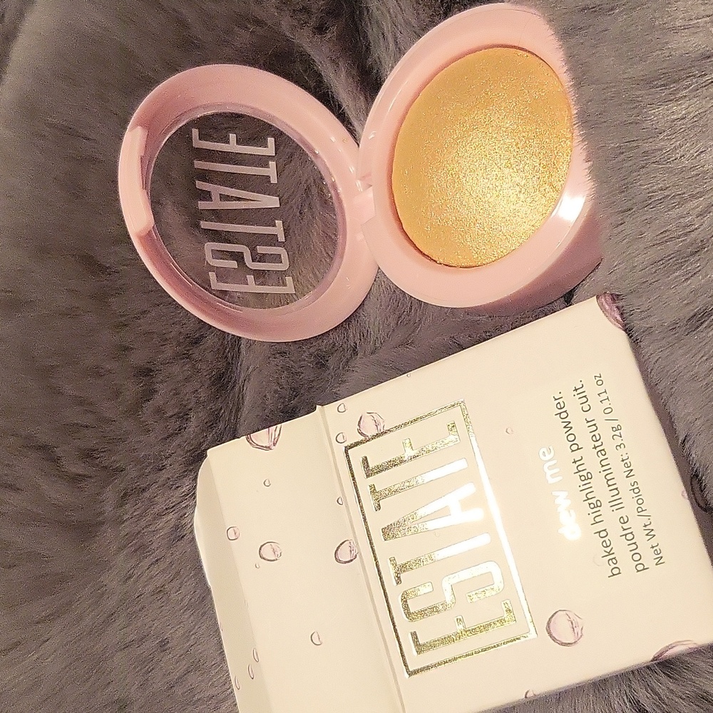 ESTATE dew me, baked highlight powder.
